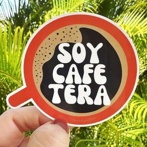 Sticker del café, un símbolo de la cultura puertorriqueña.

Nuestro café tiene un sabor rico y se pide carga'o, prieto, puya o café con leche.

Este sticker es pa' ti, tomador y adicta del café, ¡que sin tu tacita no puedes vivir!
