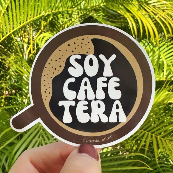 Sticker del café, un símbolo de la cultura puertorriqueña.

Nuestro café tiene un sabor rico y se pide carga'o, prieto, puya o café con leche.

Este sticker es pa' ti, tomador y adicta del café, ¡que sin tu tacita no puedes vivir!