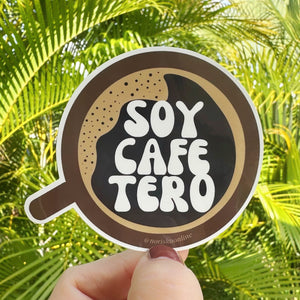Sticker del café, un símbolo de la cultura puertorriqueña.

Nuestro café tiene un sabor rico y se pide carga'o, prieto, puya o café con leche.

Este sticker es pa' ti, tomador y adicto del café, ¡que sin tu tacita no puedes vivir!