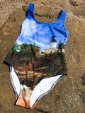 Trajebaño de playa o piscina uno de los tradicionales edificios de Puerto Rico: sus faros.