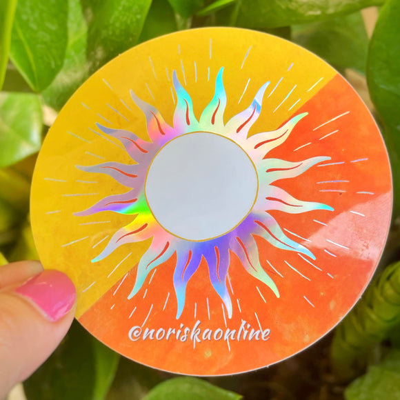 Sticker holográfico que evoca los colores del caliente Sol de mediodía en el trópico caribeño al que pertecemos en Puerto Rico. Diseñado en Puerto Rico por mujer empresaria. | Holographic sticker of the Puerto Rican tropical sun. Designed in Puerto Rico by a woman entrepeneur.