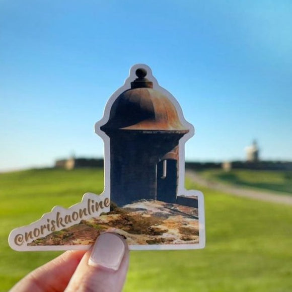 Sticker vinyl con la estampa más alusiva a Puerto Rico: el Castillo El Morro y sus típicas garitas que adornan la ciudad amurallada en el Viejo San Juan. Diseñado en Puerto Rico por mujer empresaria. Boricua sticker of El Morro on Old San Juan, Puerto Rico. Designed in Puerto Rico by a woman entrepeneur.