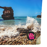 Cartera elegante y resistente que retrata uno de los símbolos turísticos más famosos del Oeste de Puerto Rico: Puente de Piedra en Cabo Rojo.