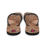 Chancletas (flip flops) con hojas de palmas de Puerto Rico en otoño.