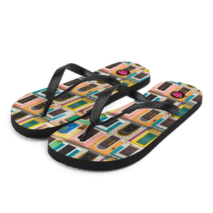 Chancletas (flip flops) con las ventanas estilo colonial de nuestra ciudad del Viejo San Juan, Puerto Rico