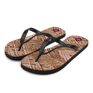 Chancletas (flip flops) con hojas de palmas de Puerto Rico en otoño.