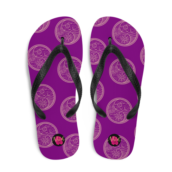Chancletas elegantes y artísticas en referencia a la magia del Sol y la Luna según sentidas mediante el viento en las montañas de Puerto Rico.