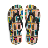 Chancletas (flip flops) con las ventanas estilo colonial de nuestra ciudad del Viejo San Juan, Puerto Rico