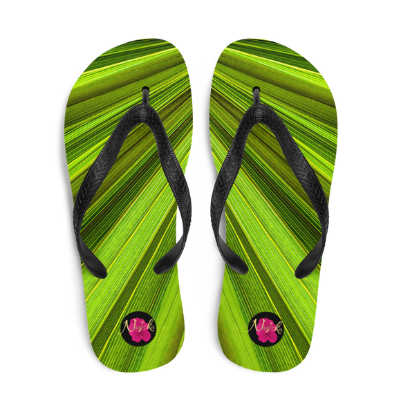 Chancletas (flip flops) con hojas de palmas de Puerto Rico en primavera.
