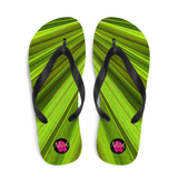 Chancletas (flip flops) con hojas de palmas de Puerto Rico en primavera.
