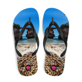"Chancletas" (Flip Flips) que retratan uno de los símbolos turísticos más famosos del Oeste de Puerto Rico: Puente de Piedra en Cabo Rojo.